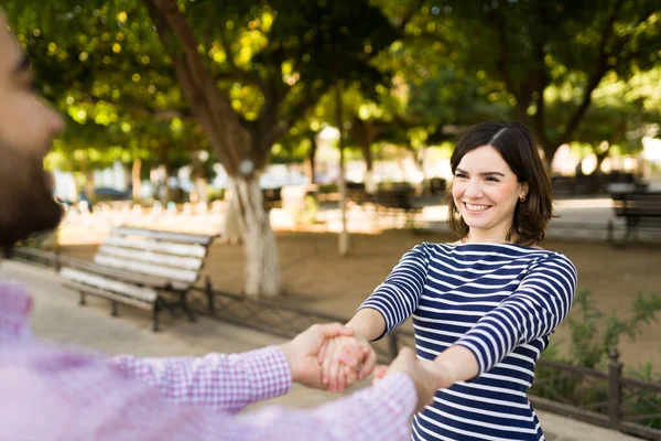 Spännande Ung Kvinna Som Håller Hand Med Sin Pojkvän Och — Stockfoto