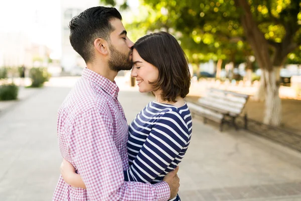 公開の瞬間だ ロマンチックなボーイフレンド与えますキスでザ額に彼女の美しいですガールフレンド — ストック写真