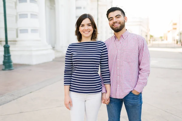 Beautiful Young Couple Smiling While Holding Hands Walking City Park — Stock Photo, Image