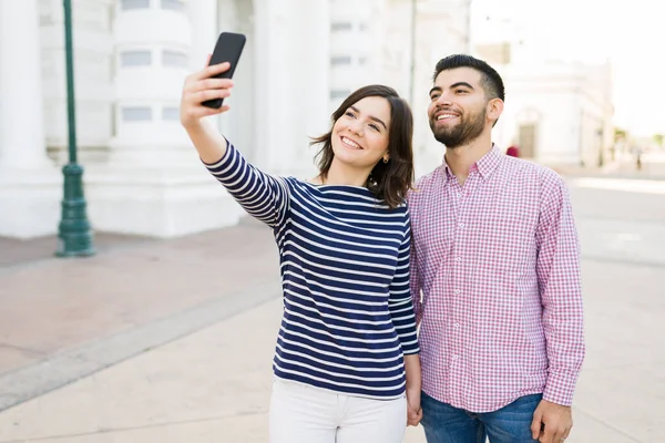 Mulher Alegre Tirando Uma Selfie Com Seu Namorado Enquanto Sai — Fotografia de Stock