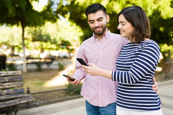 Happy Girlfriend Showing Online Picture Her Smartphone Her Boyfriend While — Stock Photo, Image