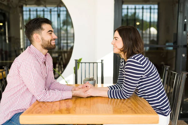 Side View Beautiful Couple Love Gazing Each Other Holding Hands — Stock Photo, Image