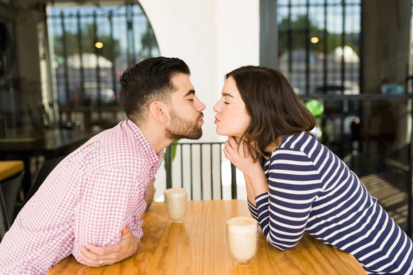 Bana bir öpücük ver. Kahve içerken öpüşen romantik bir çiftin profili. 