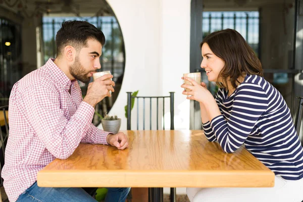 魅力的なカップルは最初のデートに行き コーヒーを手に入れます 若いです女性と男話してとイチャイチャオンコーヒーショップ — ストック写真