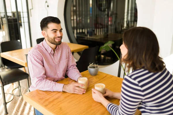 Jóképű Fiatalember Beszél Egy Nővel Miközben Kávét Iszik Egy Romantikus — Stock Fotó