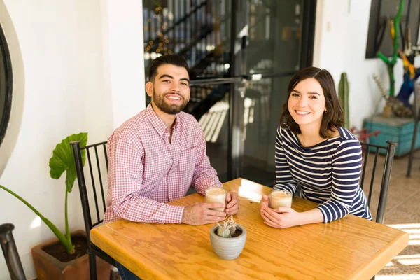 Retrato Casal Atraente Sorrindo Enquanto Desfruta Encontro Bebe Café Café — Fotografia de Stock