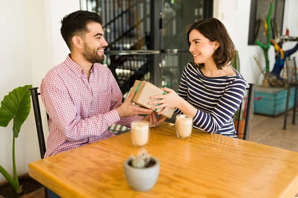 Feliz Cumpleaños Amor Hermosa Joven Mujer Dando Regalo Novio Cafetería —  Fotos de Stock