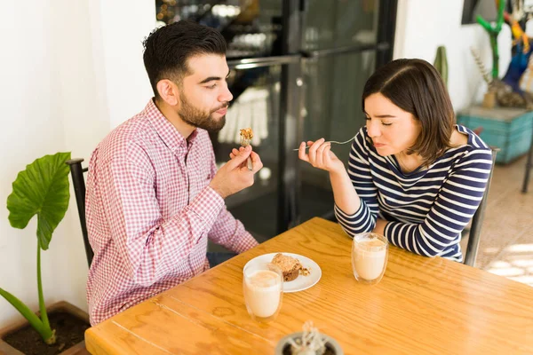 Attractive Couple 20S Eating Cake Cappuccino Coffee Shop While Enjoying — Stock Photo, Image