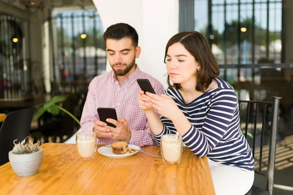 Uttråkade Par Årsåldern Sms Och Tittar Sociala Medier Sina Telefoner — Stockfoto