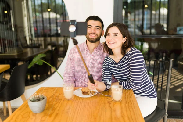 Fröhliches Paar Macht Ein Selfie Und Zeigt Seine Liebe Den — Stockfoto