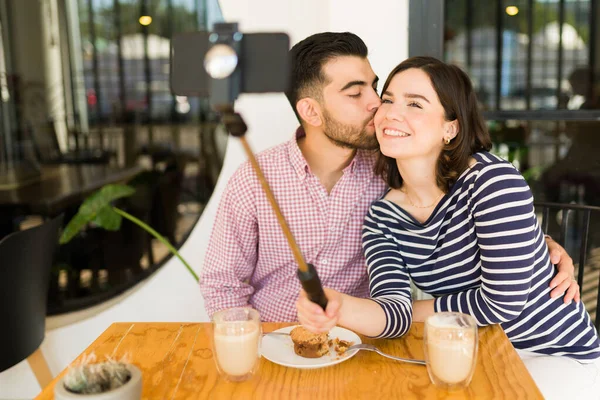 Namorado Amoroso Beijando Bochecha Sua Namorada Para Uma Selfie Mídia — Fotografia de Stock