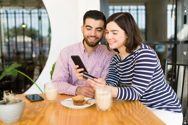 Pareja Emocionada Amor Haciendo Algunas Compras Línea Teléfono Inteligente Pagando —  Fotos de Stock