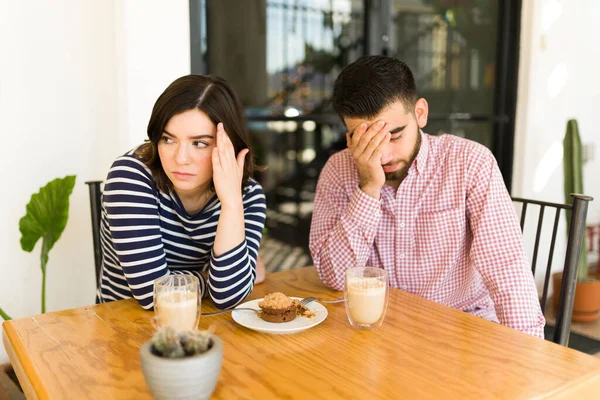 Namorada Irritada Ignorando Seu Namorado Depois Lutar Ter Problemas Relacionamento — Fotografia de Stock