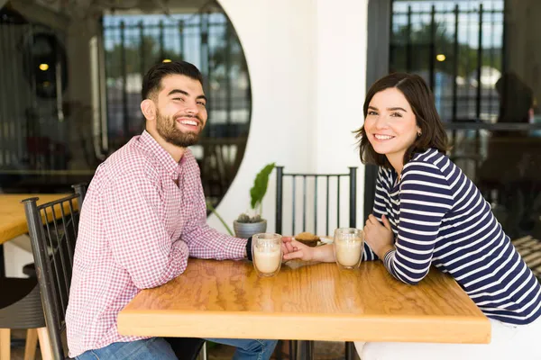 Счастливая Молодая Женщина Влюбленный Мужчина Встречаются Держатся Руки Наслаждаясь Кофе — стоковое фото