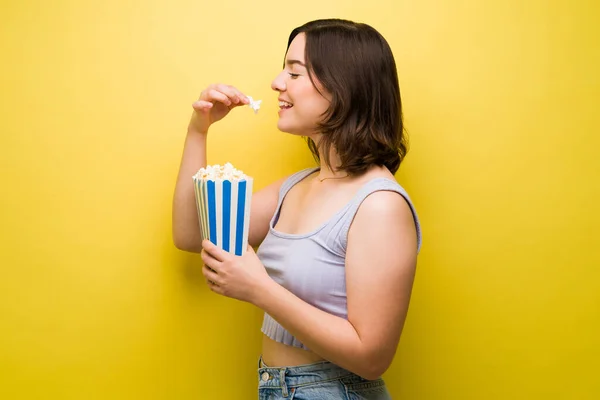Profil Une Jolie Jeune Femme Mangeant Pop Corn Devant Fond — Photo