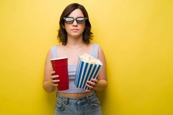 Caucasienne Jeune Femme Avec Des Lunettes Regarder Film Cinéma Avec — Photo