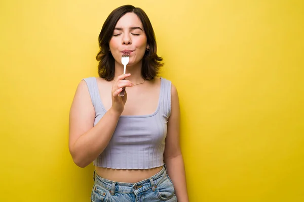 Eso Delicioso Preciosa Mujer Caucásica Lamiendo Comida Tenedor Mientras Come — Foto de Stock