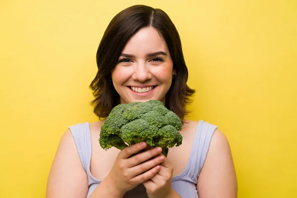 Sağlıklı Bir Yaşam Tarzı Olan Öğle Yemeğinde Brokoli Tutan Güzel — Stok fotoğraf