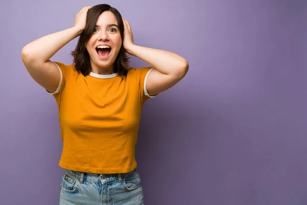 Eccitato Giovane Donna Con Mani Sulla Testa Urlando Sentendosi Felice — Foto Stock