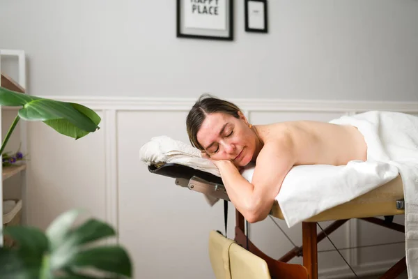 Relaksujący Czas Spokojny Dojrzała Kobieta Zamkniętymi Oczami Relaksujące Spa Masażu — Zdjęcie stockowe