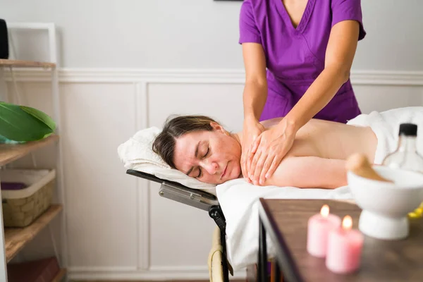 Aantrekkelijke Volwassen Vrouw Ontvangt Een Rug Schouder Massage Met Olie — Stockfoto