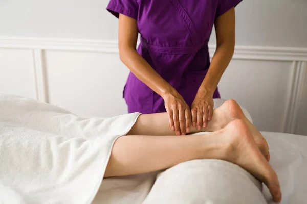 Close Van Een Spaanse Therapeut Geven Van Een Voet Massage — Stockfoto