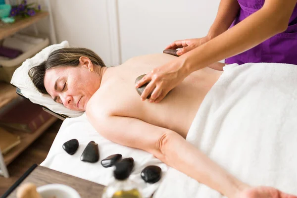 Mulher Mais Velha Feliz Relaxada Sorrindo Enquanto Recebe Uma Massagem — Fotografia de Stock