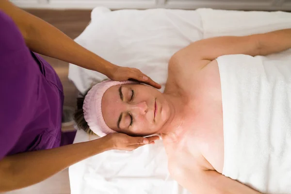 Mulher Mais Velha Bonita Recebendo Tratamento Facial Massagem Cabeça Spa — Fotografia de Stock