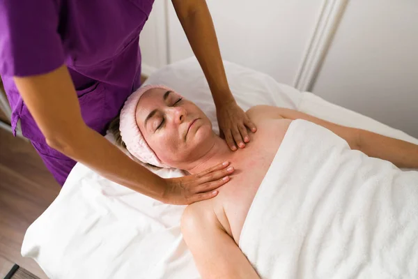 Mulher Madura Relaxada Recebendo Uma Massagem Ombro Por Uma Terapeuta — Fotografia de Stock