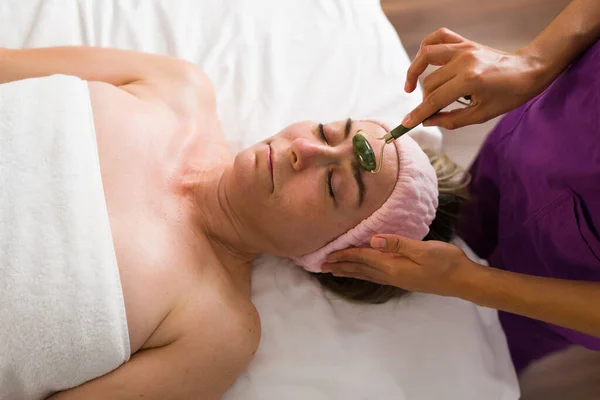Masaje Drenante Linfático Relajada Mujer Mayor Recibiendo Tratamiento Facial Con — Foto de Stock
