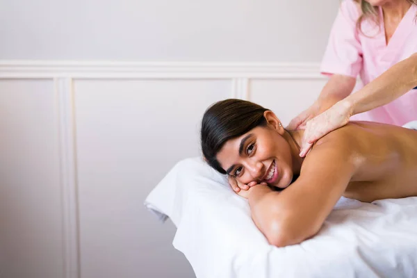 Portrait Une Femme Séduisante Souriant Regardant Caméra Tout Recevant Massage — Photo