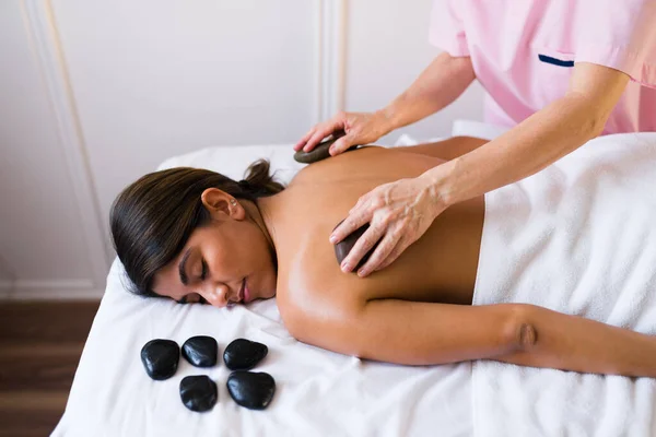Attraktive Junge Frau Genießt Eine Entspannende Massage Mit Heißen Steinen — Stockfoto