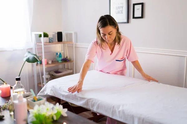 Mature Caucasian Woman Her 50S Preparing Massage Table While Working — Stock Photo, Image