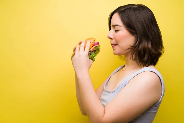 Mňam Hladová Mladá Žena Drží Lahodný Hamburger Jíst Oběd — Stock fotografie