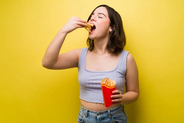 Adoro Batatas Fritas Mulher Atraente Casa Dos Anos Comendo Deliciosas — Fotografia de Stock