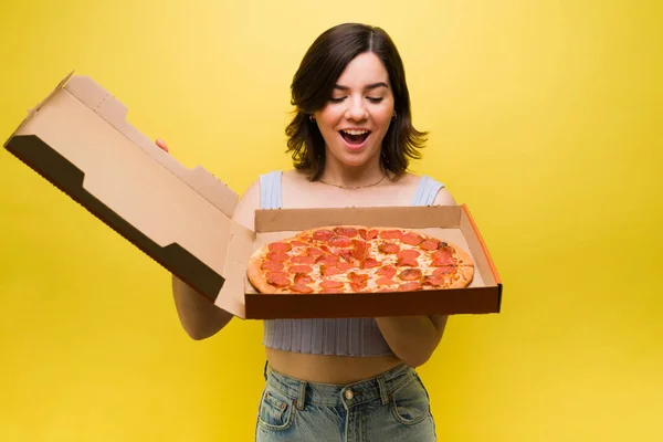 这看起来很不错 收到送货食品后兴奋地打开披萨盒的年轻女子 — 图库照片