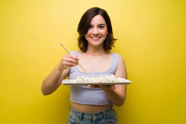 Feliz Hermosa Mujer Sonriendo Comiendo Delicioso Sushi Con Palillos — Foto de Stock