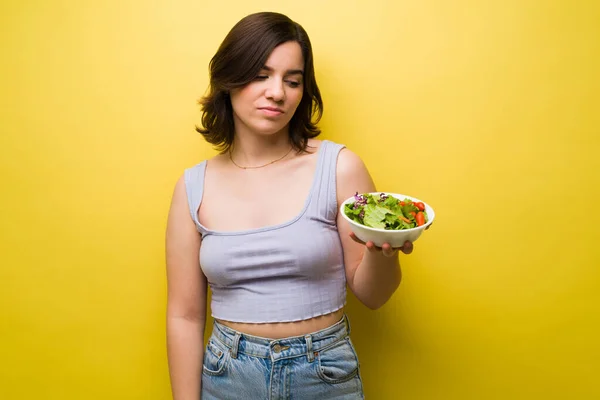 我不喜欢沙拉 拿着一盘绿色健康沙拉的女人看起来很失望 — 图库照片