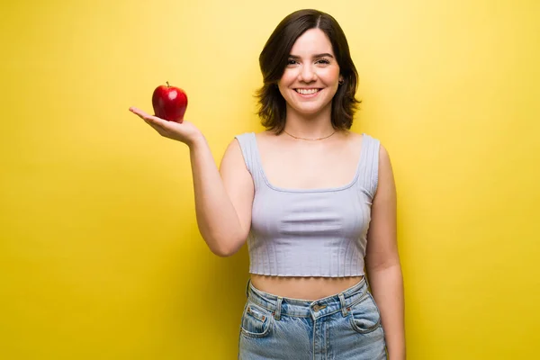 Vrolijke Vrouw Met Een Evenwichtige Voeding Die Een Rode Appel — Stockfoto