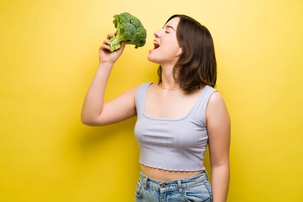 Attractive Young Woman Healthy Lifestyle Enjoying Eating Broccoli — Stock Photo, Image