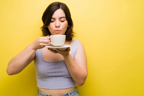 Mujer Caucásica Unos Años Disfrutando Bebiendo Una Taza Café Caliente —  Fotos de Stock