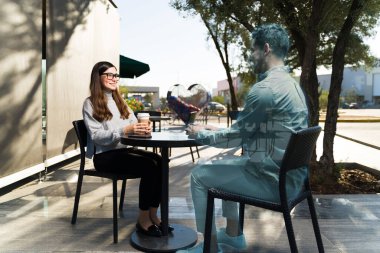 Siber gelecek. Sanal gerçeklik kavramı, iki insanın bir kafede konuşmalarıdır.