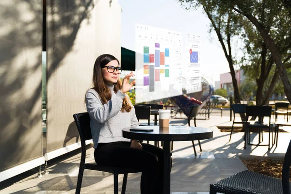 Schöne Junge Frau Sitzt Mit Virtual Reality Brille Einem Café — Stockfoto