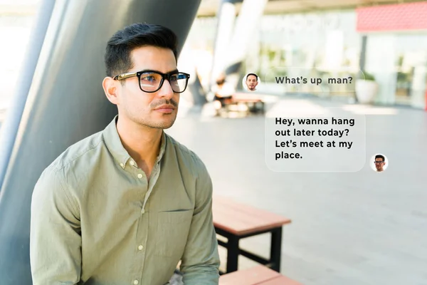 Attraktiver Junger Mann Mit Brille Mit Technologie Einen Freund Online — Stockfoto