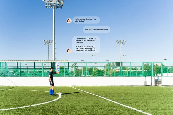축구를 운동을 스마트 워치를 사용하여 온라인 메시지를 보내는 젊은이 — 스톡 사진