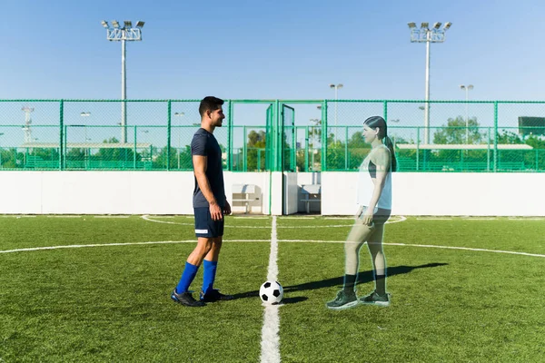 扩大的现实 活跃的年轻人与不同的人有关系 他们踢足球 和一个虚拟的女人一起运动 — 图库照片