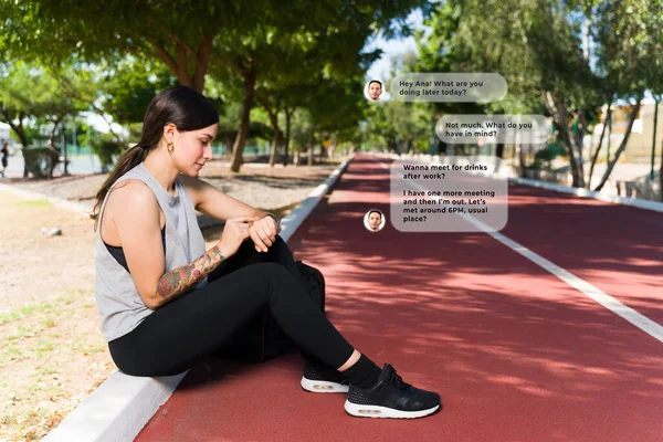 Aktywna Kobieta Odpoczywająca Ćwiczeń Świeżym Powietrzu Podczas Korzystania Smartwatcha Wirtualnego — Zdjęcie stockowe