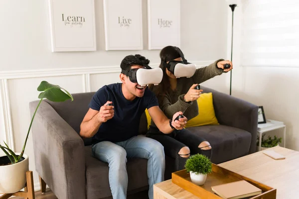 Ευτυχισμένος Άνθρωπος Και Γυναίκα Χρησιμοποιώντας Γυαλιά Εικονικής Πραγματικότητας Και Joysticks — Φωτογραφία Αρχείου
