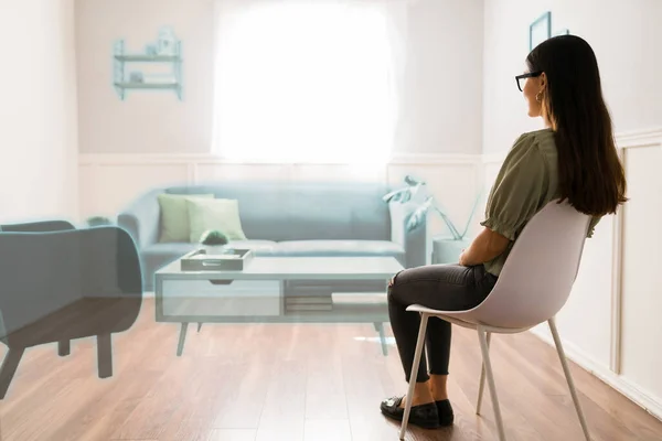 Zadní Pohled Mladou Ženu Brýlemi Pro Připojenými Metaverzu Sedící Virtuálním — Stock fotografie