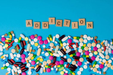 Ağrı kesici bağımlılığı tehlikelidir. Mavi bir stüdyonun geçmişinde bir sürü ilaç ve ilaç var. 